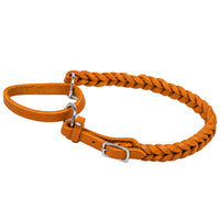 Detail: geflochtene Halsung mit Dornschnalle und zwei Ringen an der Jagdleine in Cognac