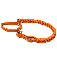 Detail: geflochtene Halsung mit Dornschnalle und zwei Ringen an der Jagdleine in Orange