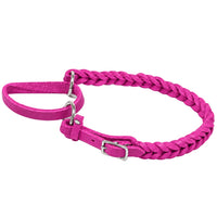Detail: geflochtene Halsung mit Dornschnalle und zwei Ringen an der Jagdleine in Pink