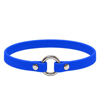 Leichtes Biothane-Halsband in Blau mit silbernem O-Ring und zwei Nieten auf weißem Grund