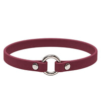 Leichtes Biothane-Halsband in Bordeaux mit silbernem O-Ring und zwei Nieten auf weißem Grund