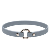 Leichtes Biothane-Halsband in Grau mit silbernem O-Ring und zwei Nieten auf weißem Grund
