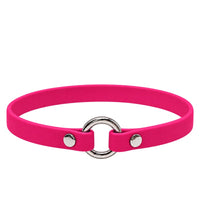 Leichtes Biothane-Halsband in Himbeer mit silbernem O-Ring und zwei Nieten auf weißem Grund