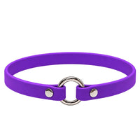 Leichtes Biothane-Halsband in Lila mit silbernem O-Ring und zwei Nieten auf weißem Grund