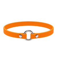 Leichtes Biothane-Halsband in Mandarine mit silbernem O-Ring und zwei Nieten auf weißem Grund