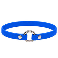 Leichtes Biothane-Halsband in Mittelblau mit silbernem O-Ring und zwei Nieten auf weißem Grund