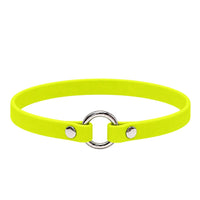 Leichtes Biothane-Halsband in Neon-Gelb mit silbernem O-Ring und zwei Nieten auf weißem Grund