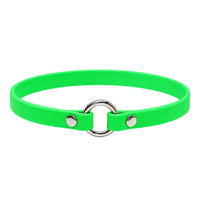 Leichtes Biothane-Halsband in Neon-Grün mit silbernem O-Ring und zwei Nieten auf weißem Grund