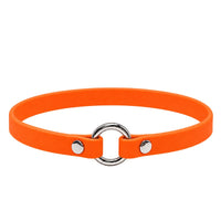 Leichtes Biothane-Halsband in Neon-Orange mit silbernem O-Ring und zwei Nieten auf weißem Grund