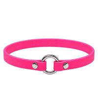 Leichtes Biothane-Halsband in Neon-Pink mit silbernem O-Ring und zwei Nieten auf weißem Grund