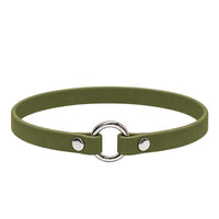 Leichtes Biothane-Halsband in Oliv mit silbernem O-Ring und zwei Nieten auf weißem Grund
