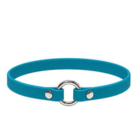 Leichtes Biothane-Halsband in Petrol mit silbernem O-Ring und zwei Nieten auf weißem Grund