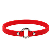 Leichtes Biothane-Halsband in Rot mit silbernem O-Ring und zwei Nieten auf weißem Grund