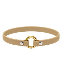Leichtes Biothane-Halsband in Tan mit goldfarbenem O-Ring und silbernen Nieten auf weißem Grund