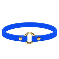 Leichtes Biothane-Halsband in Blau mit O-Ring und Nieten aus Messing auf weißem Grund