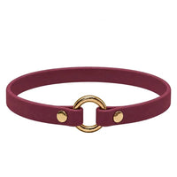 Leichtes Biothane-Halsband in Bordeaux mit O-Ring und Nieten aus Messing auf weißem Grund