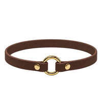 Leichtes Biothane-Halsband in Dunkelbraun mit O-Ring und Nieten aus Messing auf weißem Grund