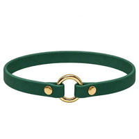 Leichtes Biothane-Halsband in Dunkelgrün mit O-Ring und Nieten aus Messing auf weißem Grund