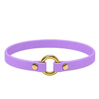 Leichtes Biothane-Halsband in Flieder mit O-Ring und Nieten aus Messing auf weißem Grund