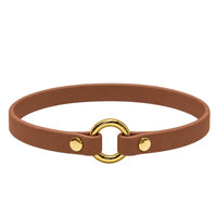 Leichtes Biothane-Halsband in Hellbraun mit O-Ring und Nieten aus Messing auf weißem Grund