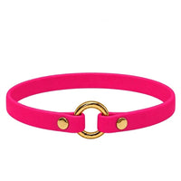 Leichtes Biothane-Halsband in Himbeer mit O-Ring und Nieten aus Messing auf weißem Grund