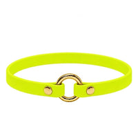 Leichtes Biothane-Halsband in Neon-Gelb mit O-Ring und Nieten aus Messing auf weißem Grund