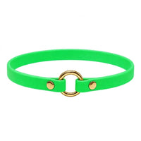 Leichtes Biothane-Halsband in Neon-Grün mit O-Ring und Nieten aus Messing auf weißem Grund