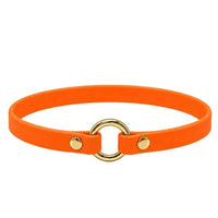 Leichtes Biothane-Halsband in Neon-Orange mit O-Ring und Nieten aus Messing auf weißem Grund