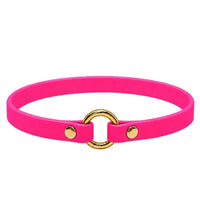 Leichtes Biothane-Halsband in Neon-Pink mit O-Ring und Nieten aus Messing auf weißem Grund