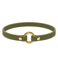 Leichtes Biothane-Halsband in Oliv mit O-Ring und Nieten aus Messing auf weißem Grund
