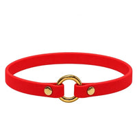 Leichtes Biothane-Halsband in Rot mit O-Ring und Nieten aus Messing auf weißem Grund