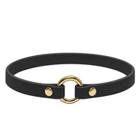 Leichtes Biothane-Halsband in Schwarz mit O-Ring und Nieten aus Messing auf weißem Grund