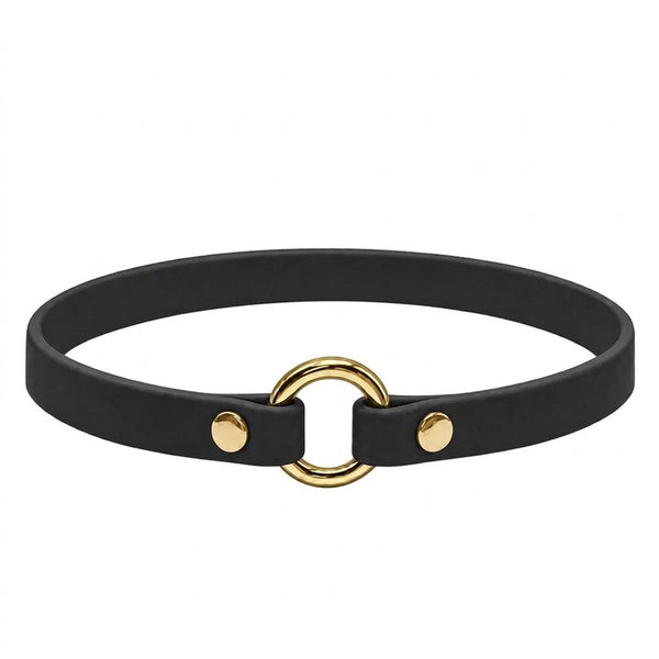 Leichtes Biothane-Halsband in Schwarz mit O-Ring und Nieten aus Messing auf weißem Grund