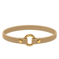 Leichtes Biothane-Halsband in Tan mit O-Ring und Nieten aus Messing auf weißem Grund