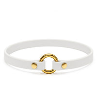 Leichtes Biothane-Halsband in Weiß mit O-Ring und Nieten aus Messing auf weißem Grund