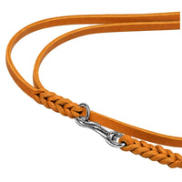 Detail: Karabiner im Chromring eingehängt, geflochtene Enden der Umhängeleine in Cognac