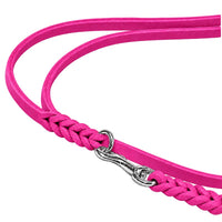 Detail: Karabiner im Chromring eingehängt, geflochtene Enden der Umhängeleine in Pink