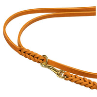 Detail: Karabiner im Messingring eingehängt, geflochtene Enden der Umhängeleine in Cognac