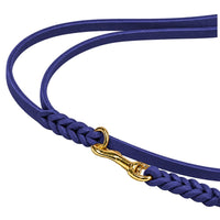 Detail: Karabiner im Messingring eingehängt, geflochtene Enden der Umhängeleine in kräftigem Blau