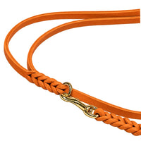 Detail: Karabiner im Messingring eingehängt, geflochtene Enden der Umhängeleine in Orange