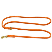 Umhängeleine aus Fettleder in Orange, geflochtene Enden mit Ring und Karabiner aus Messing