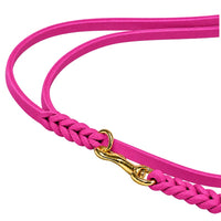 Detail: Karabiner im Messingring eingehängt, geflochtene Enden der Umhängeleine in Pink