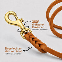 Detail: drehbarer Messingkarabiner mit eingeflochtenem Ende an Fettleder-Verlängerungsleine in hellem Orangebraun