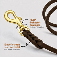 Detail: drehbarer Messingkarabiner mit eingeflochtenem Ende an Fettleder-Verlängerungsleine in Dunkelbraun