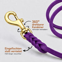 Detail: drehbarer Messingkarabiner mit eingeflochtenem Ende an Fettleder-Verlängerungsleine in Lila