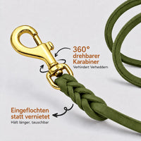 Detail: drehbarer Messingkarabiner mit eingeflochtenem Ende an Fettleder-Verlängerungsleine in Oliv