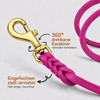 Detail: drehbarer Messingkarabiner mit eingeflochtenem Ende an Fettleder-Verlängerungsleine in Pink