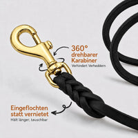Detail: drehbarer Messingkarabiner mit eingeflochtenem Ende an Fettleder-Verlängerungsleine in Schwarz