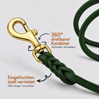 Detail: drehbarer Messingkarabiner mit eingeflochtenem Ende an Fettleder-Verlängerungsleine in Tannengrün
