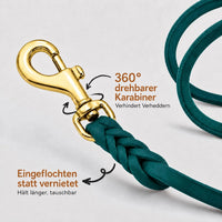 Detail: drehbarer Messingkarabiner mit eingeflochtenem Ende an Fettleder-Verlängerungsleine in dunklem Türkis